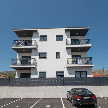 Pjer トロギール